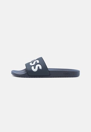 Mørkeblå slidesandal med en bred rem med den markante hvide "BOSS" logo. Tekstureret sål og gummiydersål for greb og komfort.