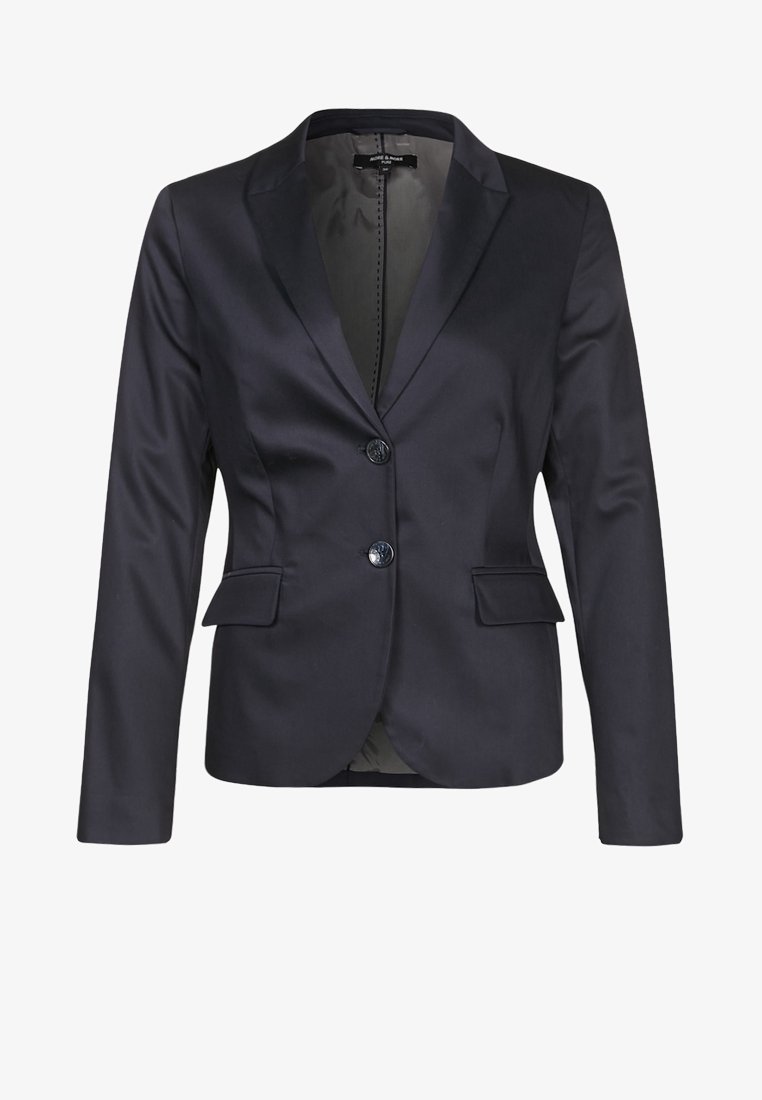 Zwarte, op maat gemaakte damesblazer met twee knopen, reverskraag, lange mouwen en klepzakken aan de voorkant.