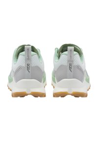 Witte en lichtgroene sportschoenen met een geprofileerde mesh bovenkant, grijze accenten en een rubberen buitenzool met een stabiel gripontwerp.