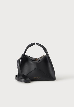 Črna strukturirana usnjena torbica z kratkimi ročaji, nastavljivo ramensko paščkom, zlato zadrgo in majhno zlatim logotipom "Victoria Beckham" spredaj.