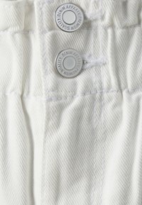 VMLYRA PAPERBAG - Džinsa auduma šorti - snow white