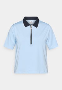Svijetlo plava polo majica s tamnoplavim ovratnikom, kratkim rukavima i četvrtim patentnim zatvaračem koji ima detalj od srebrne boje i bijelo obrubljivanje na ovratniku.