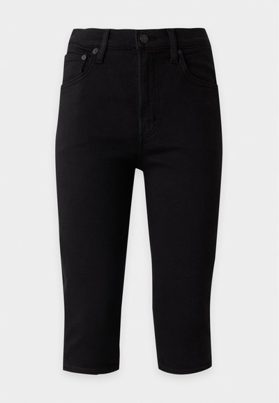 Μαύρα ψηλόμεσα cropped skinny τζιν με μπροστινές και πίσω τσέπες, κλείσιμο με κουμπί και θηλιές για ζώνη σε απλό φόντο.