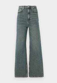 Augstā jostasvietā platās bikses no izbalējuša zila denima, ar klasisku piecu kabatu dizainu un rāvējslēdzēja aizdari ar pogu.