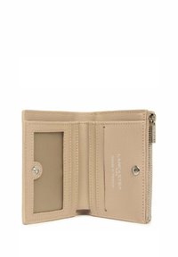 Portafoglio in pelle beige con finitura testurizzata, multiple fessure per carte, finestra ID trasparente, tasca per monete con zip e chiusura a scatto.