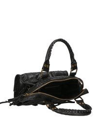 Borsa a mano in pelle nera con superficie testurizzata, chiusura con zip, hardware dorato e manici intrecciati. L'interno rivela un ampio scomparto.