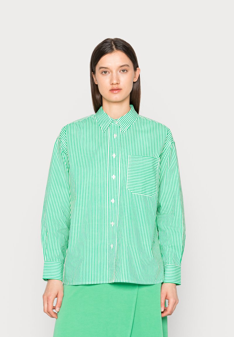 Camisa de botão verde com riscas, com um bolso frontal, feita de um tecido leve, com colarinho e mangas longas.