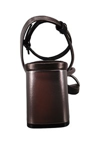 Musta korkokenkä, jossa on kiiltävä metallipinnoite, leveä neliskanttinen korko ja ohut nilkkahihna. Sileä rakenne ja vähäiset suunnitteluyksityiskohdat.