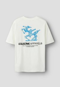 Hvit kortermet t-skjorte med blått abstrakt grafisk design og svart tekst på baksiden, laget av mykt bomullsmateriale.