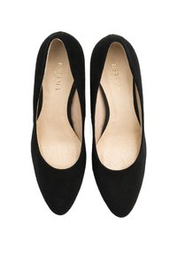 Czarne zamszowe baleriny z wąskim noskiem, z wycięciami po bokach i gładkim wnętrzem. Dyskretny logo marki wytłoczone na wkładce. Czysty, minimalistyczny design.