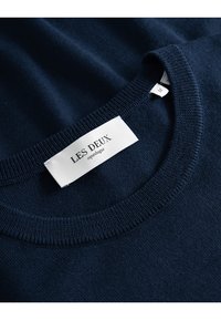 Marineblauer Strickpullover mit rundem Ausschnitt. Verfügt über ein weißes Etikett mit "LES DEUX copenhagen" und einem Größenetikett. Weicher Stoff, klassischer Schnitt.