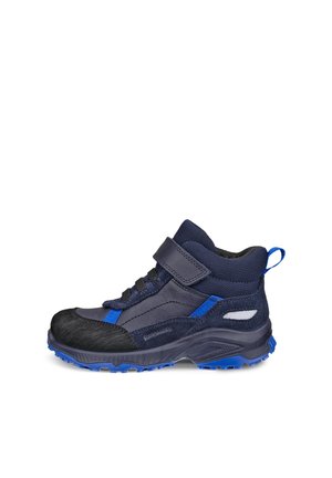 Donkerblauwe kinderwandelschoen met zwarte en blauwe accenten, klittenbandsluiting, getextureerde zool en mesh enkelondersteuning, in profiel weergegeven.