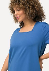 Ulla Popken CARREE-AUSSCHNITT - Jednoduché tričko - medium blue