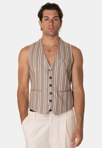 Gilet a righe marroni e bianche con scollatura a V, cinque bottoni neri, due tasche frontali e una tasca sul petto, realizzato in tessuto leggero.
