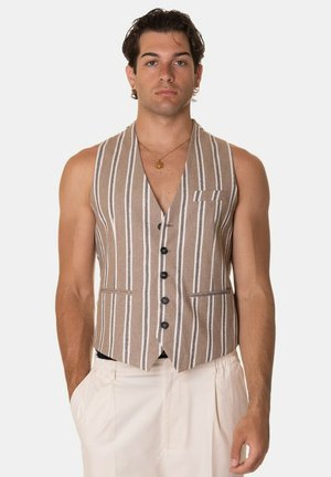 Gilet a righe marroni e bianche con scollatura a V, cinque bottoni neri, due tasche frontali e una tasca sul petto, realizzato in tessuto leggero.