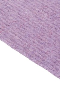 Tessuto viola strutturato che mostra un motivo intrecciato, superficie morbida e pelosa, con variazioni di tonalità e tonalità in tutto il tessuto.