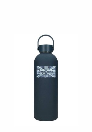 Botella de agua reutilizable de color negro mate con un parche de tela con la bandera del Reino Unido y el logo "Pepe Jeans London", rematada con una tapa con asa de lazo.
