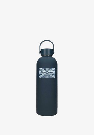 Botella de agua reutilizable de color negro mate con un parche de tela con la bandera del Reino Unido y el logo "Pepe Jeans London", rematada con una tapa con asa de lazo.