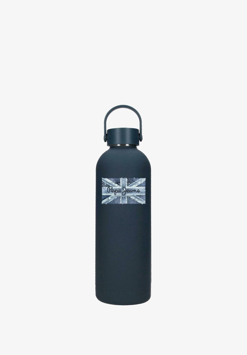 Botella de agua reutilizable de color negro mate con un parche de tela con la bandera del Reino Unido y el logo "Pepe Jeans London", rematada con una tapa con asa de lazo.