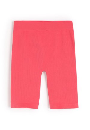 Różowe szorty z prążkowanej tkaniny, z elastycznym paskiem w talii, o długości do kolan i gładkiej fakturze. Brak widocznych wzorów lub detali sprzętowych.