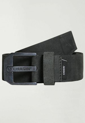 Ceinture en cuir noir avec boucle en métal foncé gravée de "CHASIN'" et une petite étiquette en tissu également étiquetée "CHASIN'".