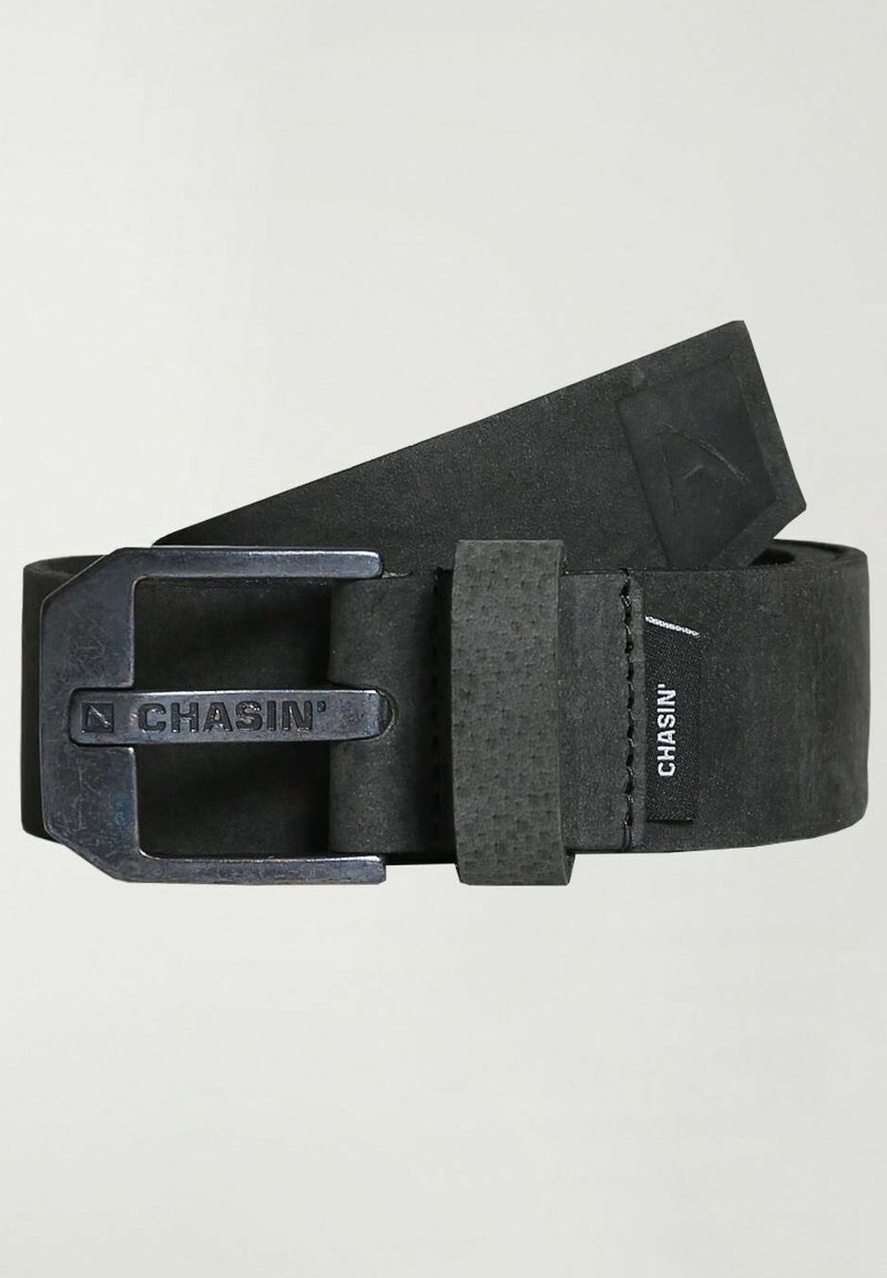 Ceinture en cuir noir avec boucle en métal foncé gravée de "CHASIN'" et une petite étiquette en tissu également étiquetée "CHASIN'".