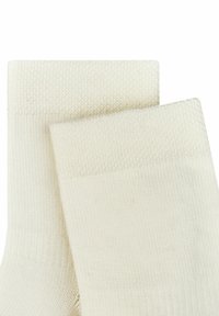 Weiße Baumwollmischung-Sneakersocken mit geripptem Bund, die eine glatte Textur und verstärkte Fersen- und Zehenbereiche für Langlebigkeit aufweisen.