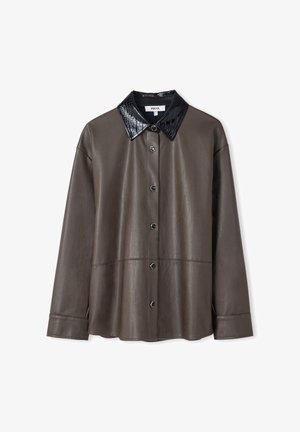 Chaqueta camisa de cuero marrón con un cuello negro texturizado, con cierre de botones en la parte delantera y mangas largas, con costuras detalladas en toda la prenda.