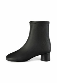 Schwarze Knöchelstiefel aus glattem Leder mit runder Zehenpartie und einem kurzen, zylindrischen Absatz. Mit dekorativen Nähten am oberen Rand.