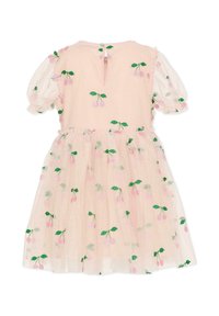 Roze jurk met korte pofmouwen, voorzien van fruit-geïnspireerde borduurwerk in roze en groen, gelaagde tule rok en knoopsluiting aan de achterkant.