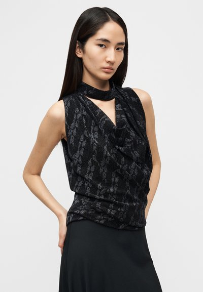 Μαύρο τοπ χωρίς μανίκια με σχεδιασμό με πτυχώσεις, με λαιμόκοψη-κολιέ και υφασμάτινη υφή με διακριτικό ανθρακωτό μοτίβο.