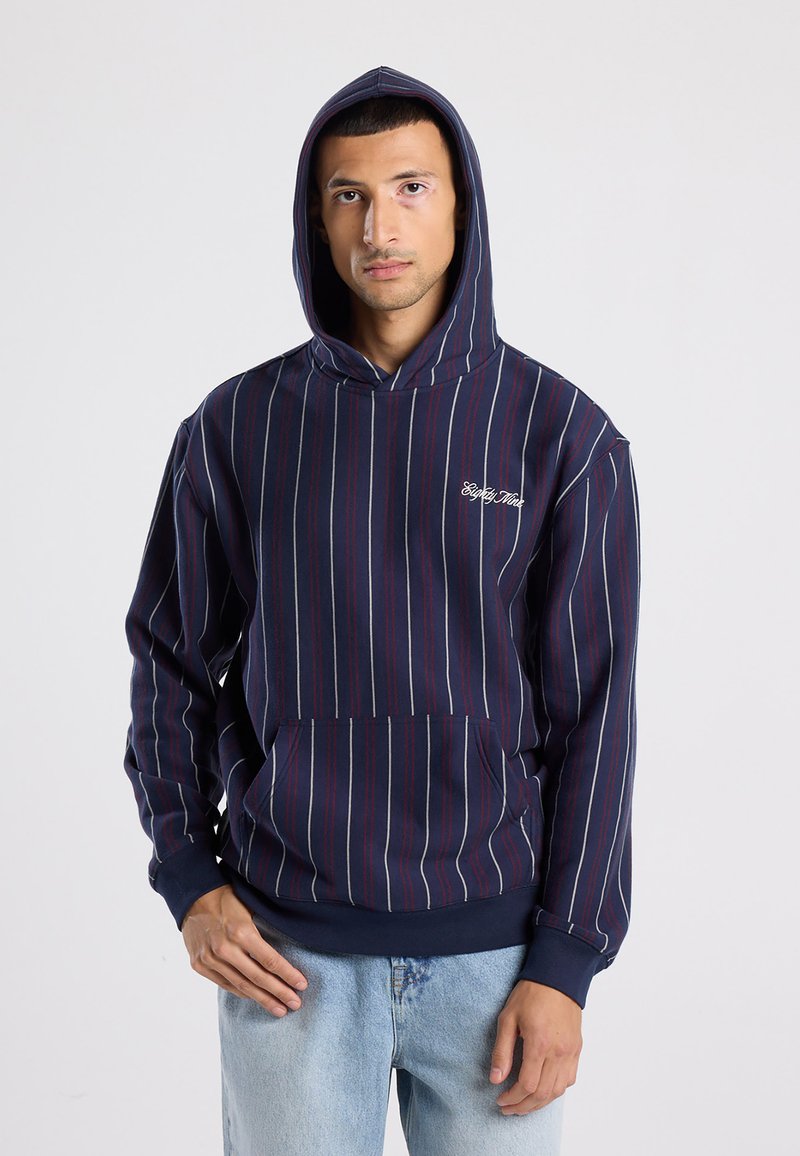 Laivaston huppari, jossa on pystyssä olevia punaisia ja valkoisia raidallisia kuvioita. Varustettu kengurupussilla ja brodeeratulla logolla. Valmistettu pehmeästä materiaalista; rento istuvuus.