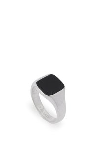 Bague carrée ornée d'une pierre noire polie, montée sur un anneau en métal argenté avec une finition lisse. Marquage gravé à l'intérieur de l'anneau.