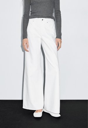 - Wide leg