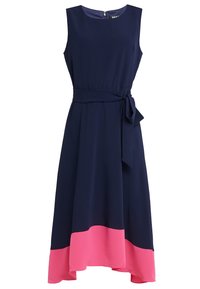 Marinblå ärmlös klänning med en rosa nederkant, med figursydd midja och knytbälte. Slätt tyg med en subtil textur. Dragkedjestängning bak.