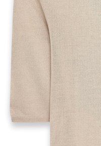 Prenda de punto beige con un acabado texturizado, que presenta un dobladillo de manga distintivo y un corte relajado. Ligera y versátil para superponer.