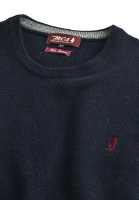 Maglione di lana blu navy con collo a girocollo a coste, caratterizzato da un colletto interno grigio a contrasto e da un piccolo logo rosso ricamato sul petto.