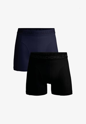 Dwie pary męskich slipów w kolorze granatowym i czarnym, z dopasowanym elastycznym pasem w brandingiem "MUCHACHO MALO".