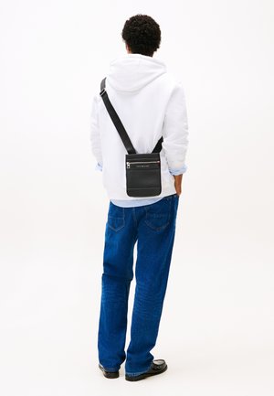 CENTRAL MINI CROSSOVER - Skuldertasker - black