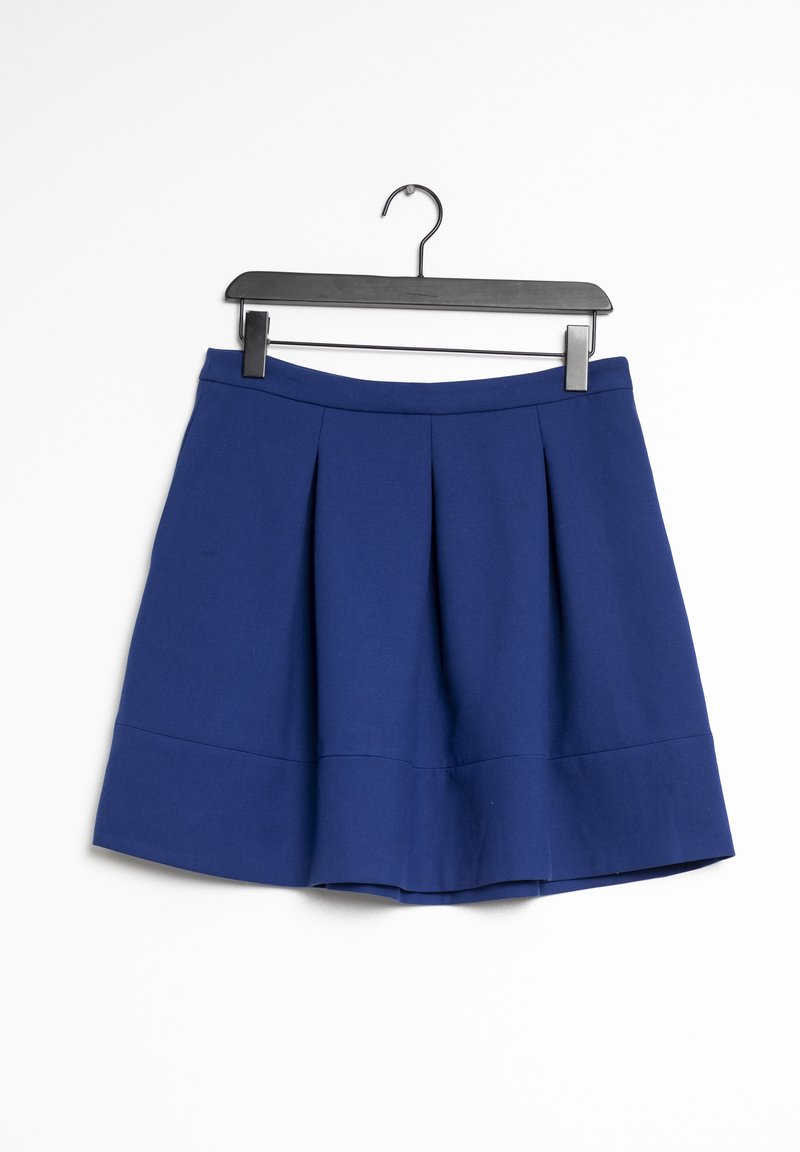 Jupe plissée bleue en tissu tissé, dotée d'une taille et d'un bas évasé, suspendue à un cintre en métal noir sur fond blanc.