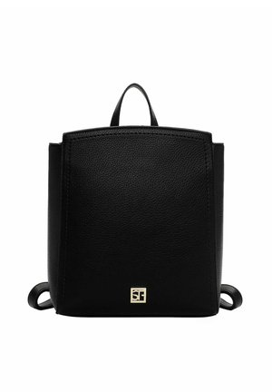 Zaino in pelle nera con design strutturato, dotato di manico superiore e dettaglio logo dorato. Texture liscia e stile minimalista.