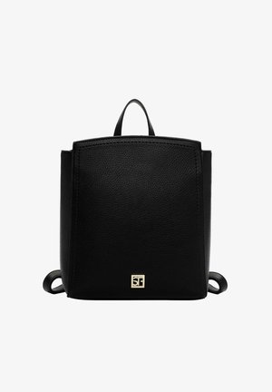 Must nahast seljakott struktureeritud disainiga, millel on ülasang ja kuldne logoaksent. Sile tekstuur ja minimalistlik stiil.