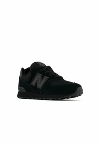 Baskets de sport noires avec un dessus en suède et en mesh, des accents texturés et un logo bien en vue sur le côté. Semelle en caoutchouc striée pour une meilleure adhérence.