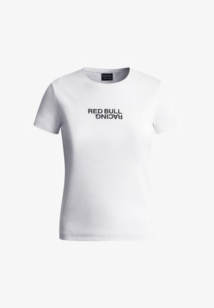 Valge ribadega t-särk, millel on lühikesed varrukad ja ümar kaelus. Must broderi "RED BULL RACING" logo rinna piirkonnas.