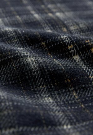 Țesătură de lână în carouri, cu bază bleumarin închis și linii intersectate în gri deschis și galben muștar, prezentând o suprafață moale și texturată.