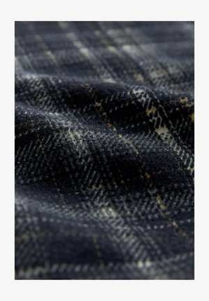 Wollen geruit stof met een donkerblauwe basis en lichtgrijze en mosterdgele kruislijnen, met een zachte, gestructureerde uitstraling.