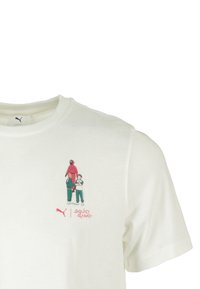 T-shirt bianca in cotone con una grafica che presenta personaggi di "Squid Game" in verde e rosso, con i loghi "PUMA" e "SQUID GAME".