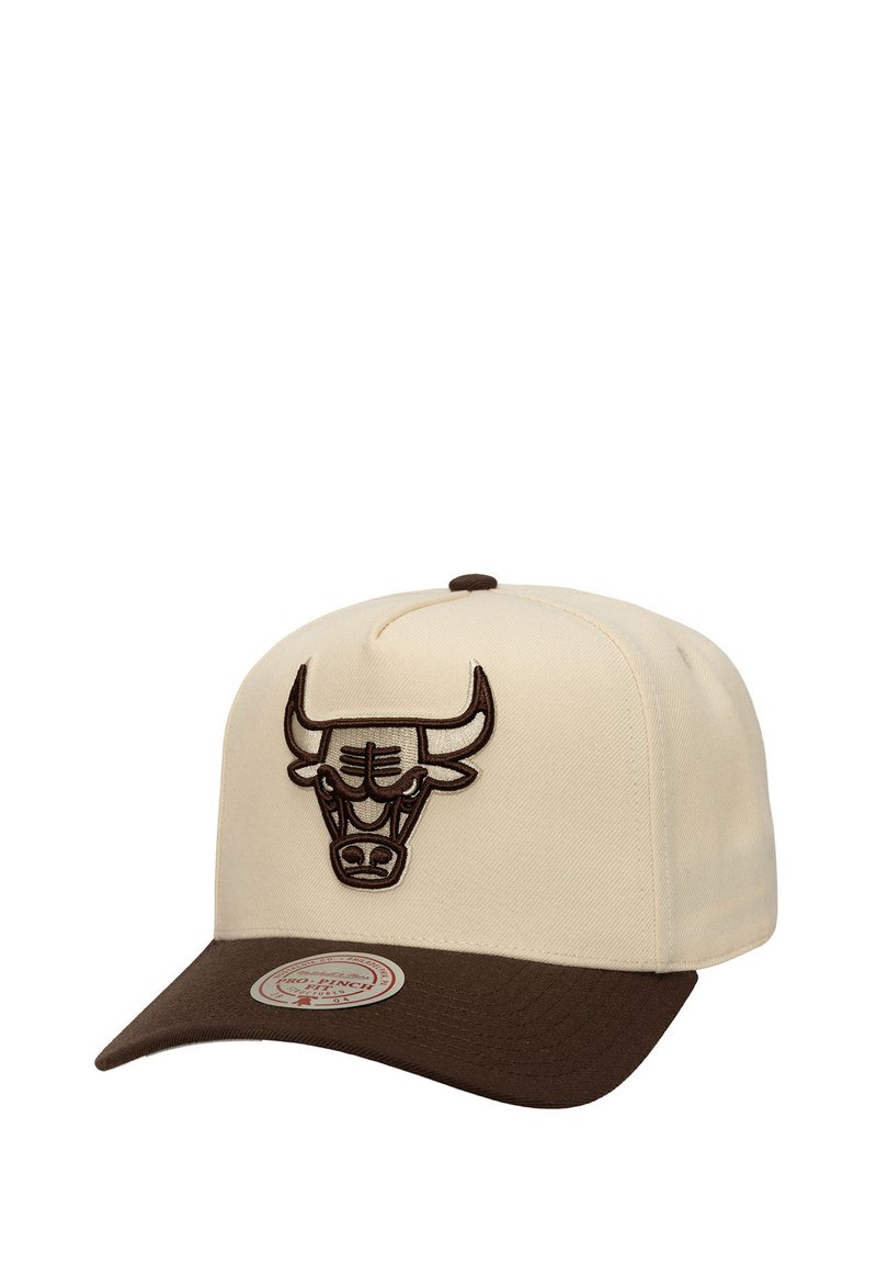 Casquette crème avec une visière marron, présentant un logo de taureau brodé marron foncé à l'avant. Design structuré et texture de tissu lisse.
