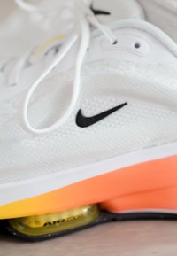 Nike Performance VERSAIR - Pantofi training - white/cyber volt/black
