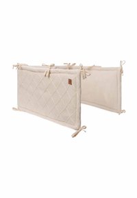 Crème-kleurige babybedomheining met een ruitpatroon, zachte stof en bevestigingslinten. Bevat een logo-patch aan één kant.